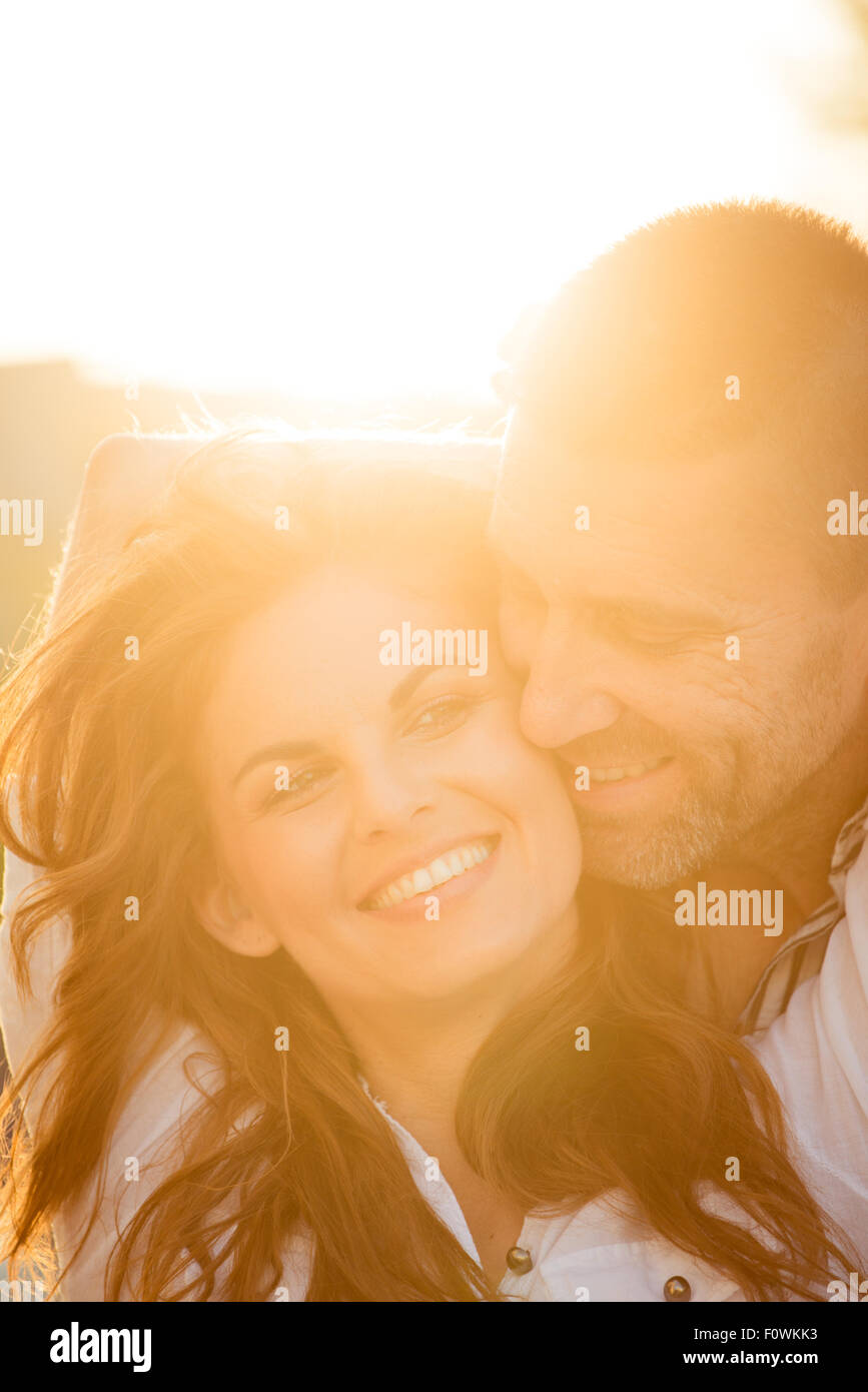 Glückliches Paar, tolle Zeit zusammen - bei Sonnenuntergang gegen die Sonne fotografiert Stockfoto