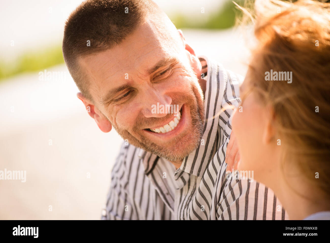 Reifen Mann sucht Augen ihrer Frau am Tag im freien Lächeln Stockfoto