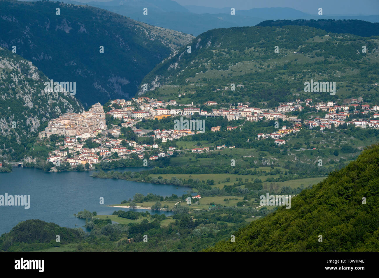 Stadt in der Nähe von See im zentralen Apennin Verwilderung Bereich Nationalpark Abruzzen, Latium und Molise, Italien, Juni 2014. Stockfoto