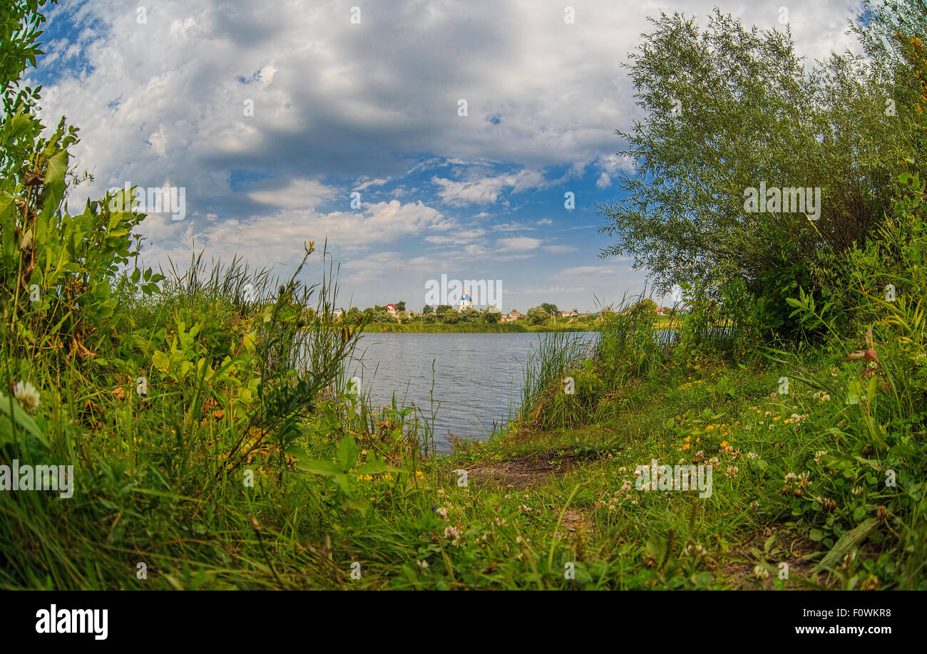 Russischer Sommerlandschaft des Flusses und blauer Himmel mit Wolken ich Stockfoto