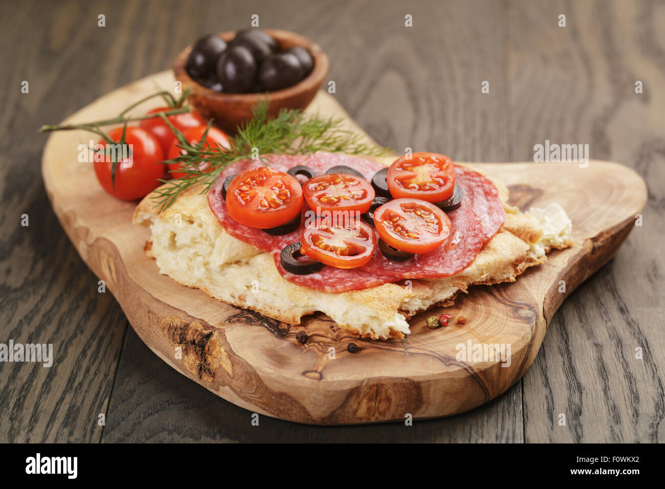 Sandwich mit Pita Brot Salami und Gemüse auf Holztisch Stockfoto