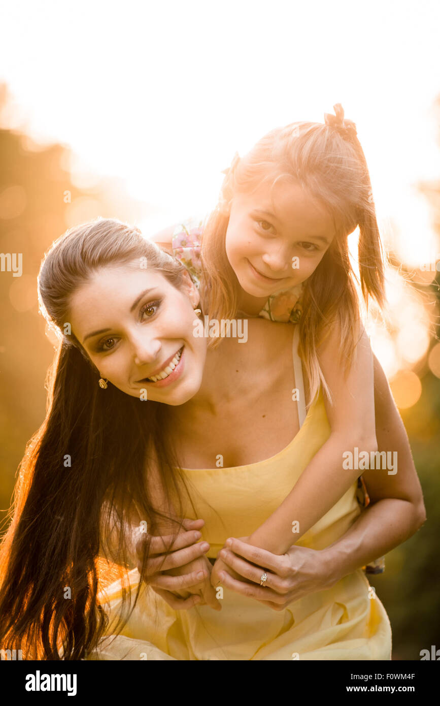Porträt der Mutter mit Kind zusammen in der sonnigen Natur genießen Stockfoto