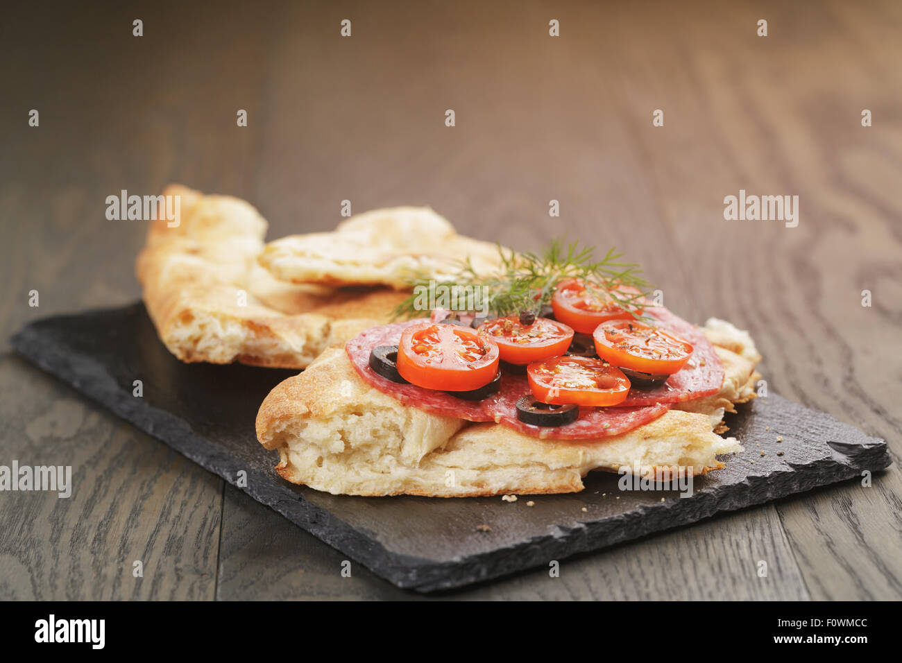 Sandwich mit Pita Brot Salami und Gemüse auf Holztisch Stockfoto