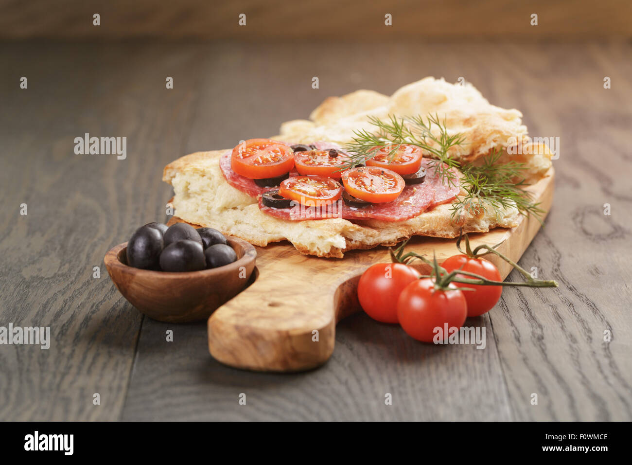 Sandwich mit Pita Brot Salami und Gemüse auf Holztisch Stockfoto
