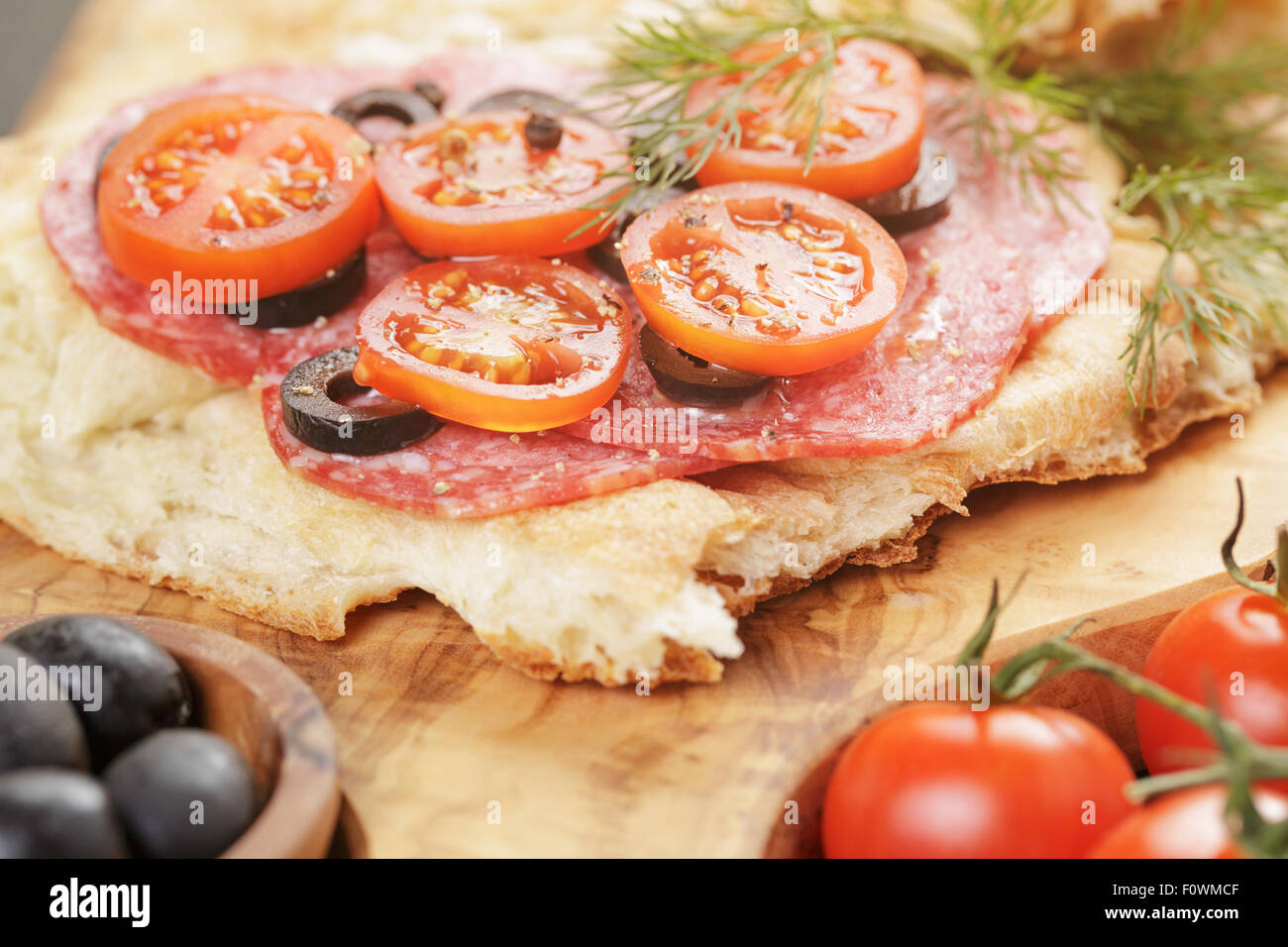 Sandwich mit Pita Brot Salami und Gemüse auf Holztisch Stockfoto