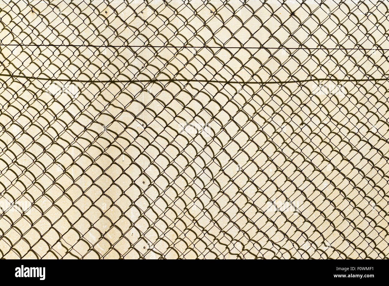 Drahtzaun und seinen Schatten Stockfoto