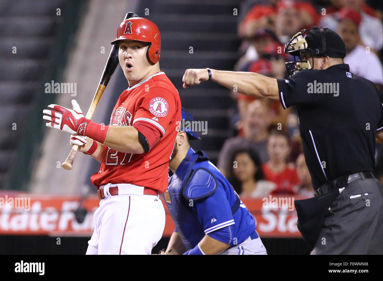 Anaheim, Kalifornien, USA. 21. August 2015. Los Angeles Angels Center Fielder Mike Forelle #27 sieht unter Schock nach aufgerufen wird, auf der Suche im Spiel zwischen der Toronto Blue Jays und die Los Angeles Angels of Anaheim, Angel Stadium Anaheim, CA, Fotograf: Peter Joneleit/Cal-Sport-Medien-Credit: Cal Sport Media/Alamy Live News Stockfoto