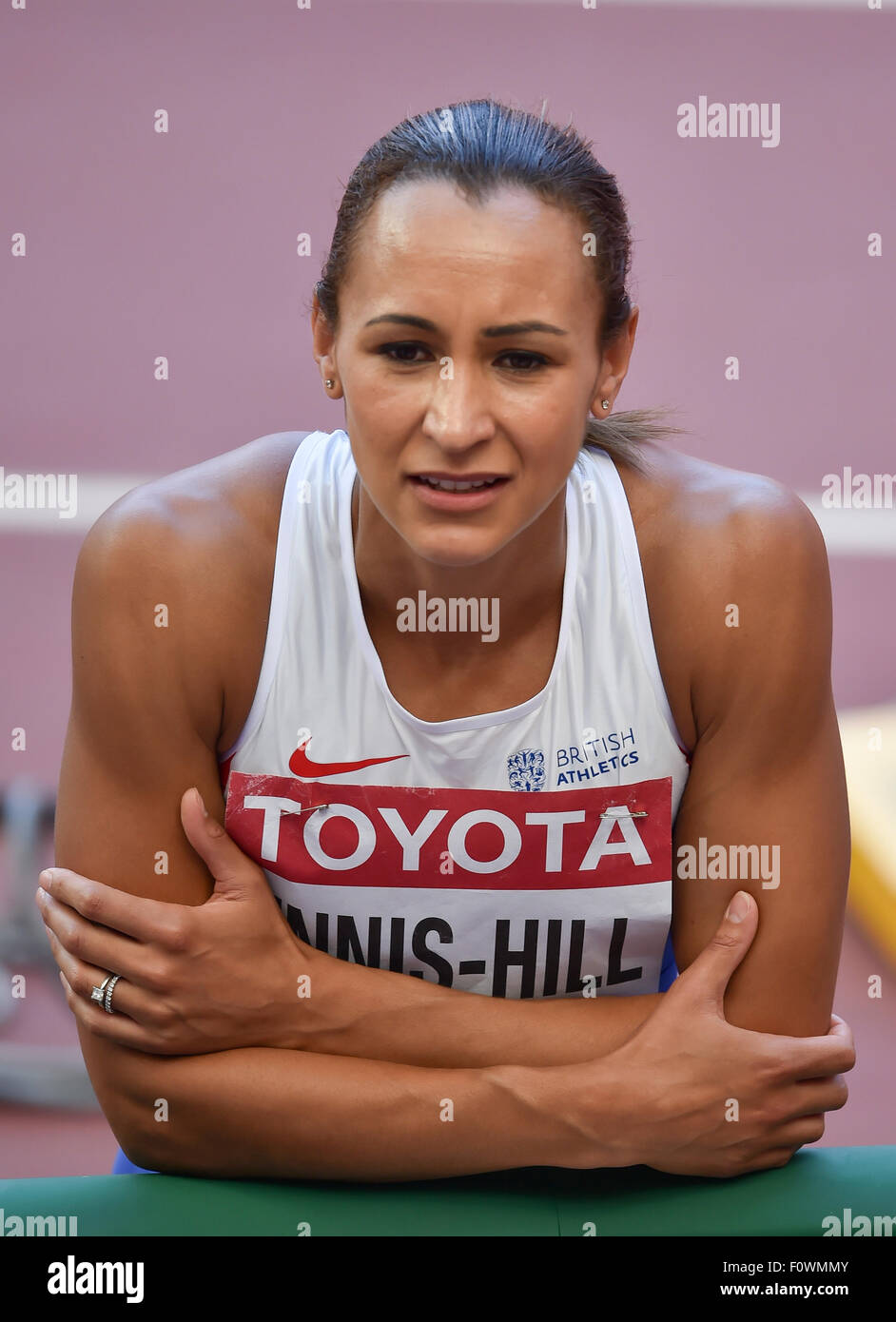 Peking, China. 22. August 2015. Jessica Ennis-Hill Großbritannien setzt sich auf die Spur und visualisiert Ihre nächsten Versuch am Clearing der Querstrebe im Hochsprung Wettbewerb der Frauen Siebenkampf, während Tag 1 der IAAF World Championships 2015 im Nationalstadion am 22. August 2015 in Peking, China. (Foto von Roger Sedres/Alamy Live-Nachrichten) Stockfoto