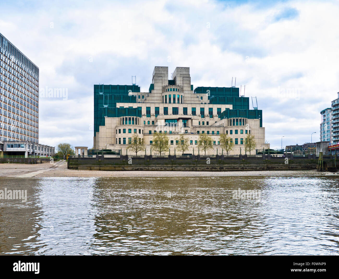 Die britischen Secret Intelligence Service (MI6) zentrale Gebäude bei Vauxhall, gesehen von der Themse, London England UK Stockfoto