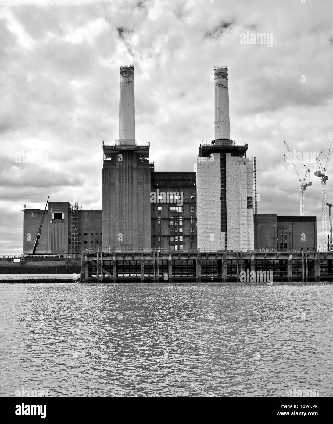 Battersea Power Station in der Sanierung, als Teil des neuen Wohnprojekt, gesehen vom Fluß Themse, London England UK Stockfoto