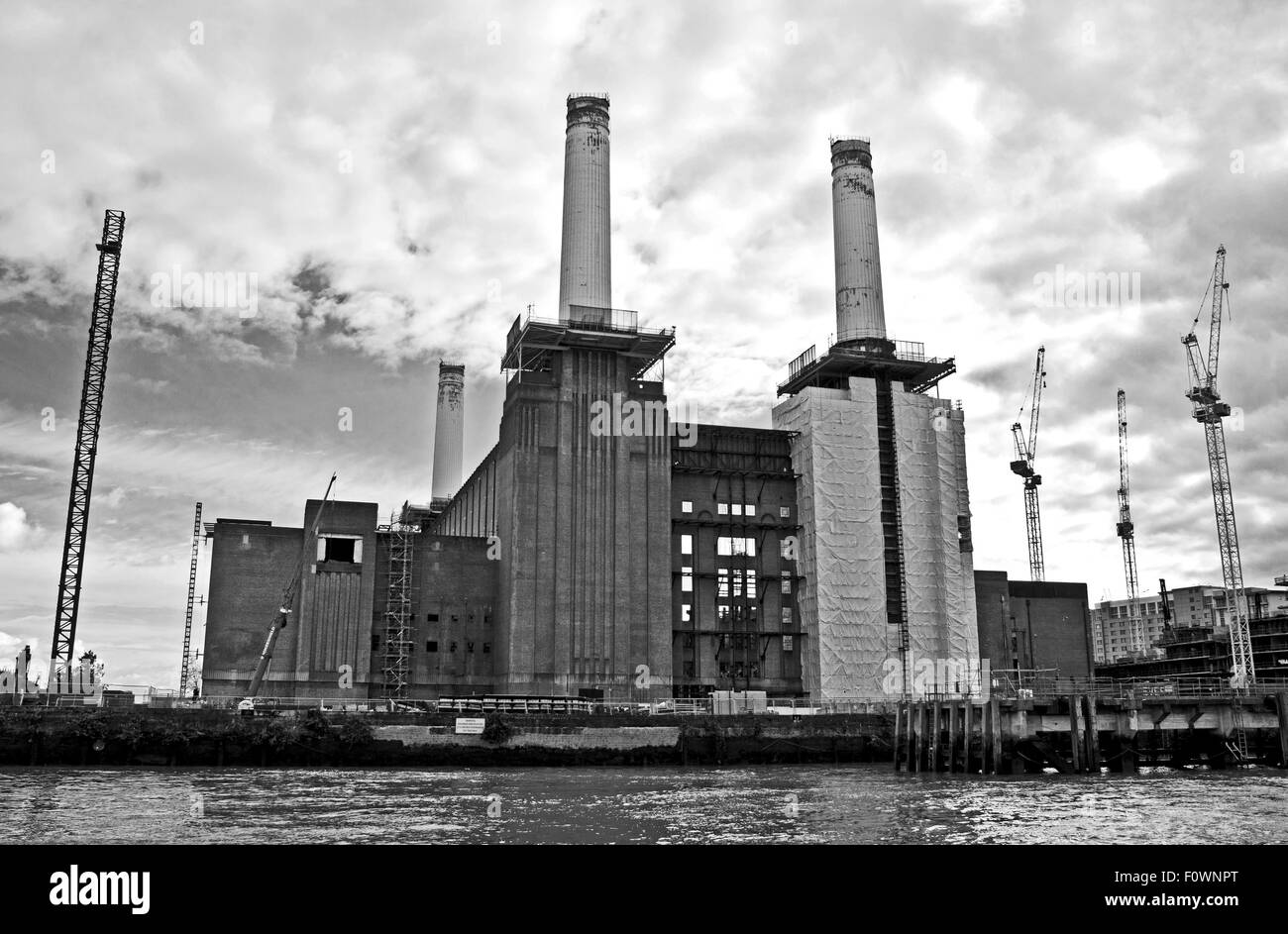 Battersea Power Station Sanierung und angrenzenden neuen Wohnprojekt im Bau, gesehen vom Fluß Themse, London Stockfoto