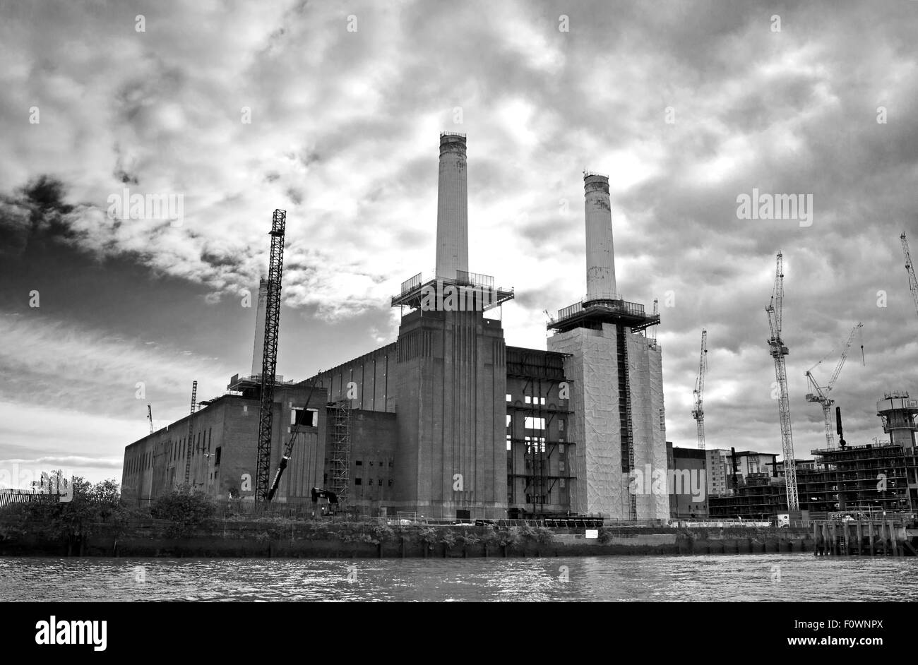 Battersea Power Station Sanierung und angrenzenden neuen Wohnprojekt im Bau, gesehen vom Fluß Themse, London Stockfoto