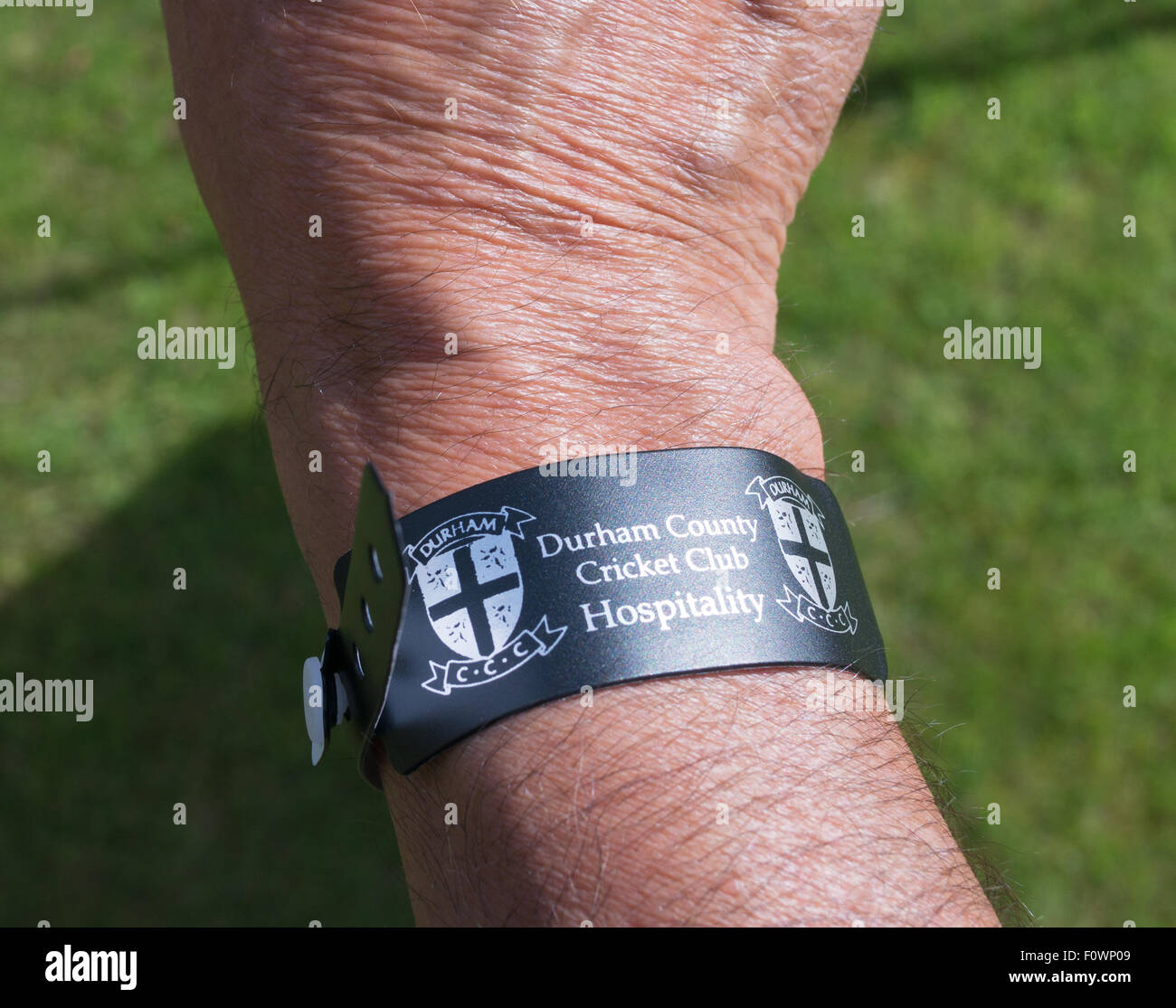 Ein Mann Unterarm tragen ein Armband Durham County Cricket Club Gastfreundschaft. Stockfoto