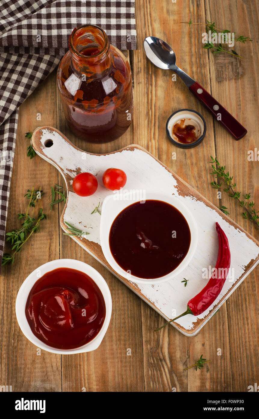 Schalen mit Tomaten und Bbq-sauce. Ansicht von oben Stockfoto