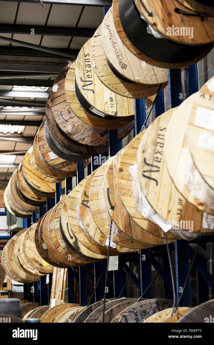 Rollen des elektrischen Kabels in einer Lagerhalle Stockfoto