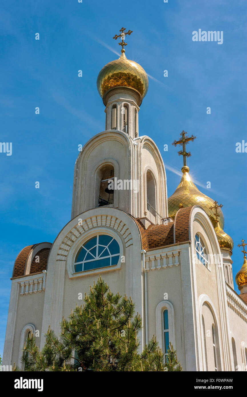 Dmitry Rostovsky - orthodoxe Kirche in Rostov-am-Don, Russland. Ein heller Tag im Mai, die Sonne blendet auf der vergoldeten Kuppel. Stockfoto