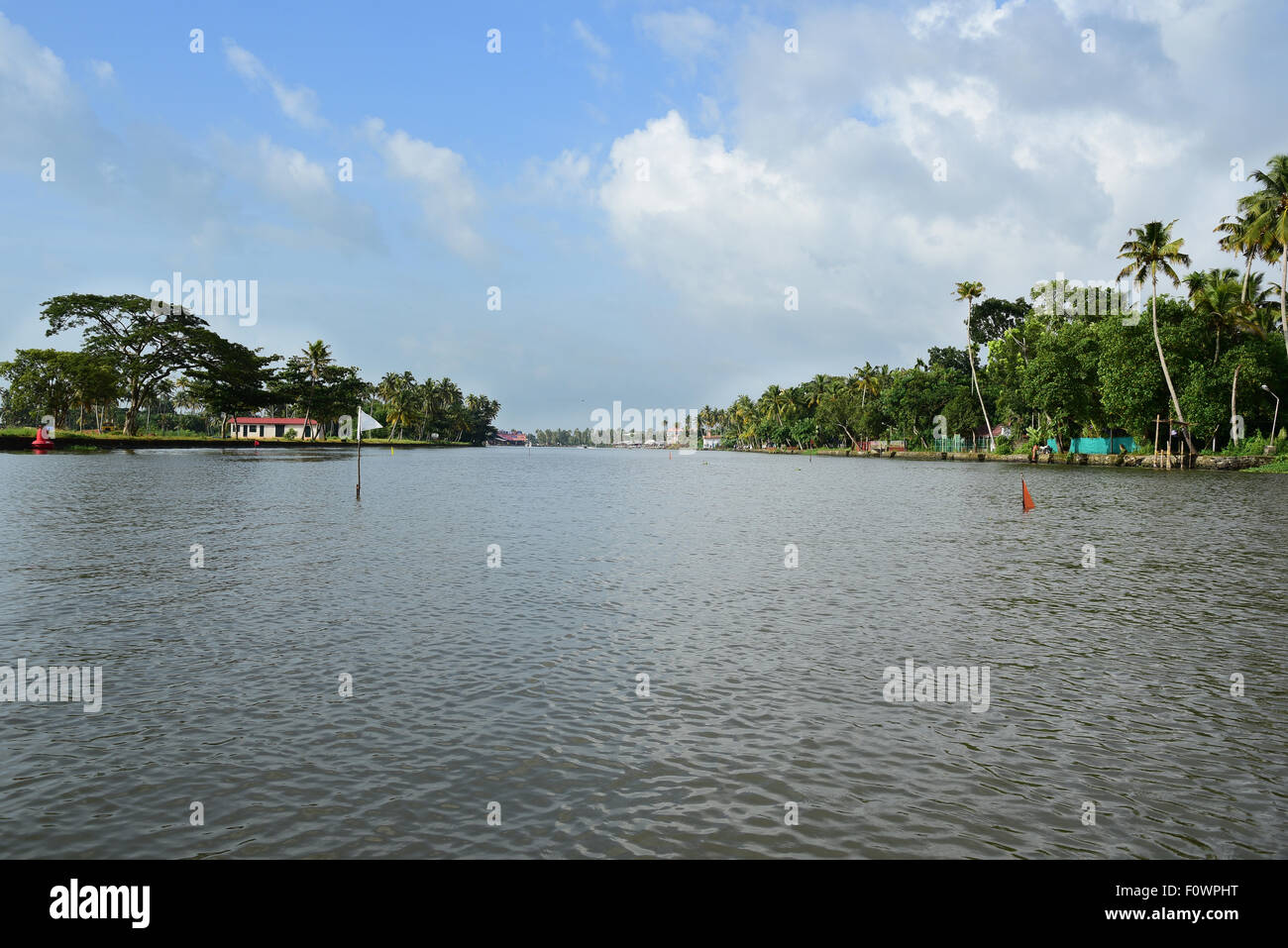 Landschaft von Kerala Backwaters mit Kokospalmen Haus Boot und Wasser bei Allepey Kerala Indien Stockfoto