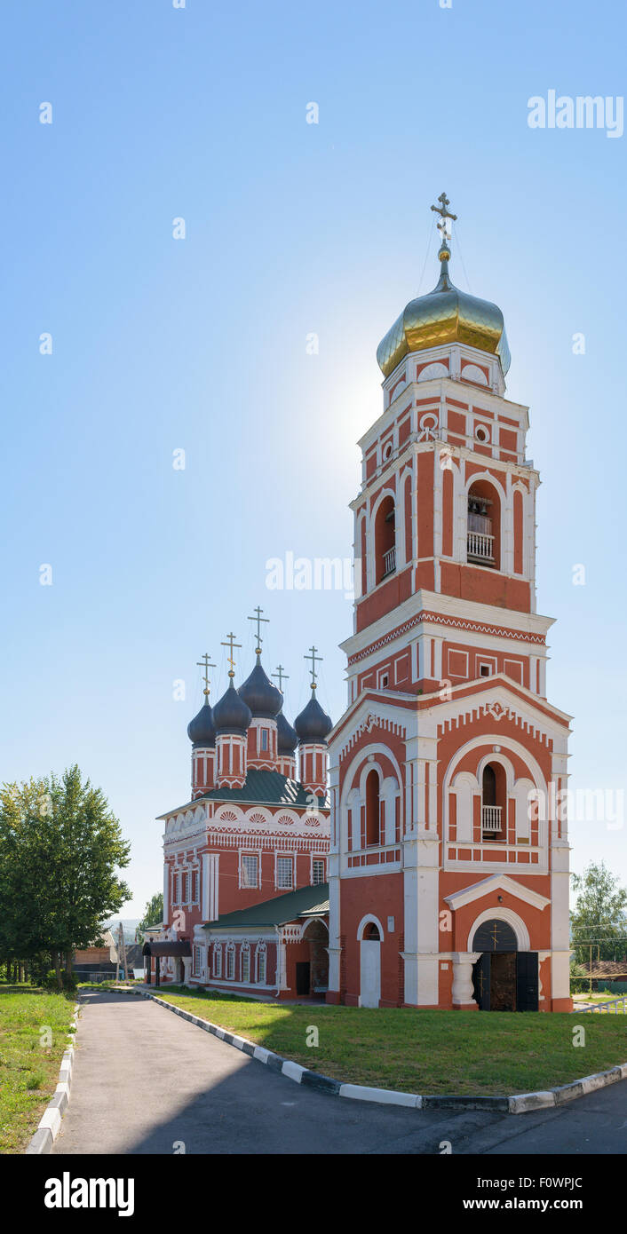BOLHOV von OREL-REGION, Russland - 15. August 2015: Trinity Church des Ziegels gegen den blauen wolkenlosen Himmel an einem sonnigen Sommertag Stockfoto