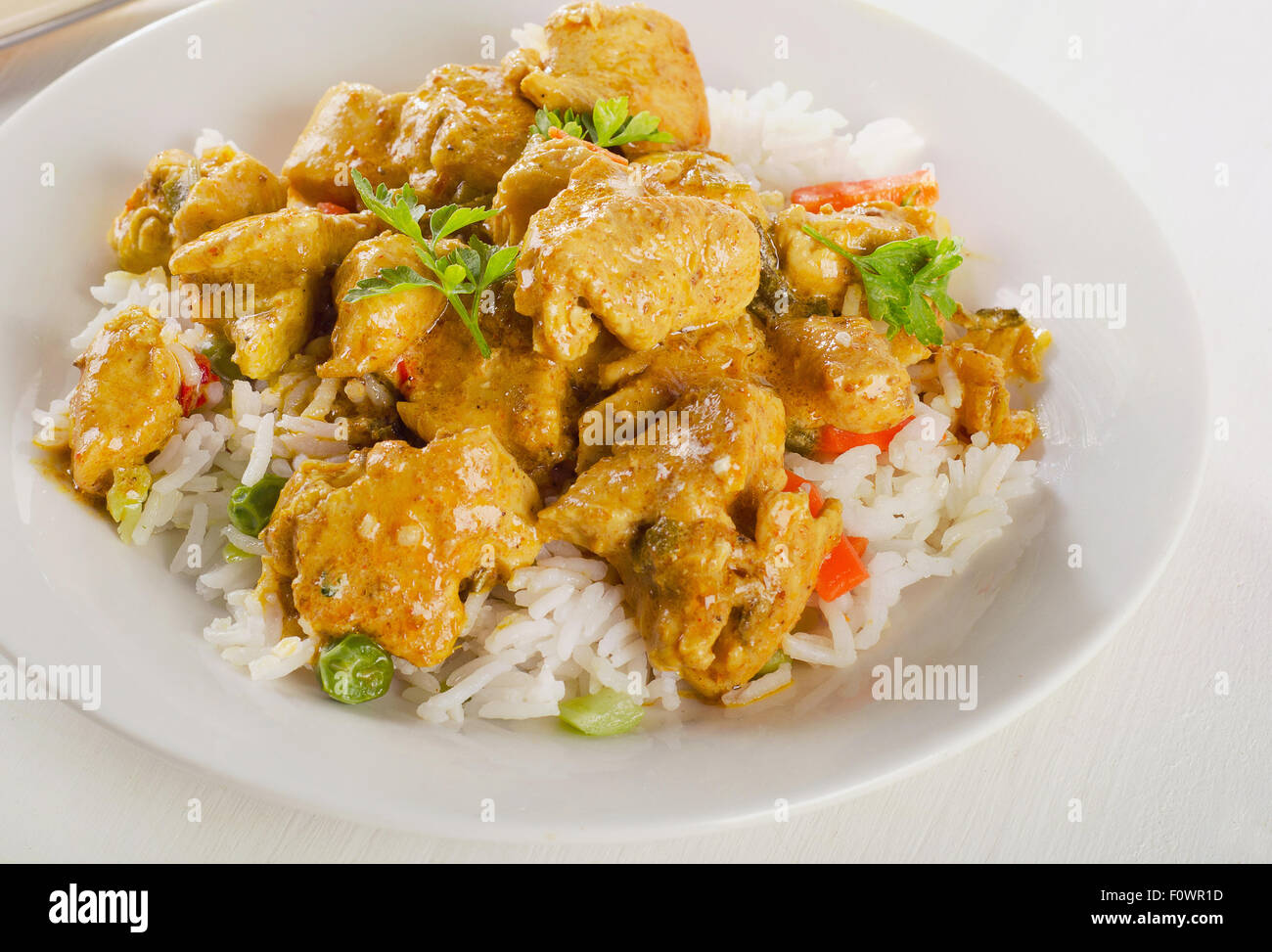 Curry und Reis auf weißen Teller. Selektiven Fokus Stockfoto