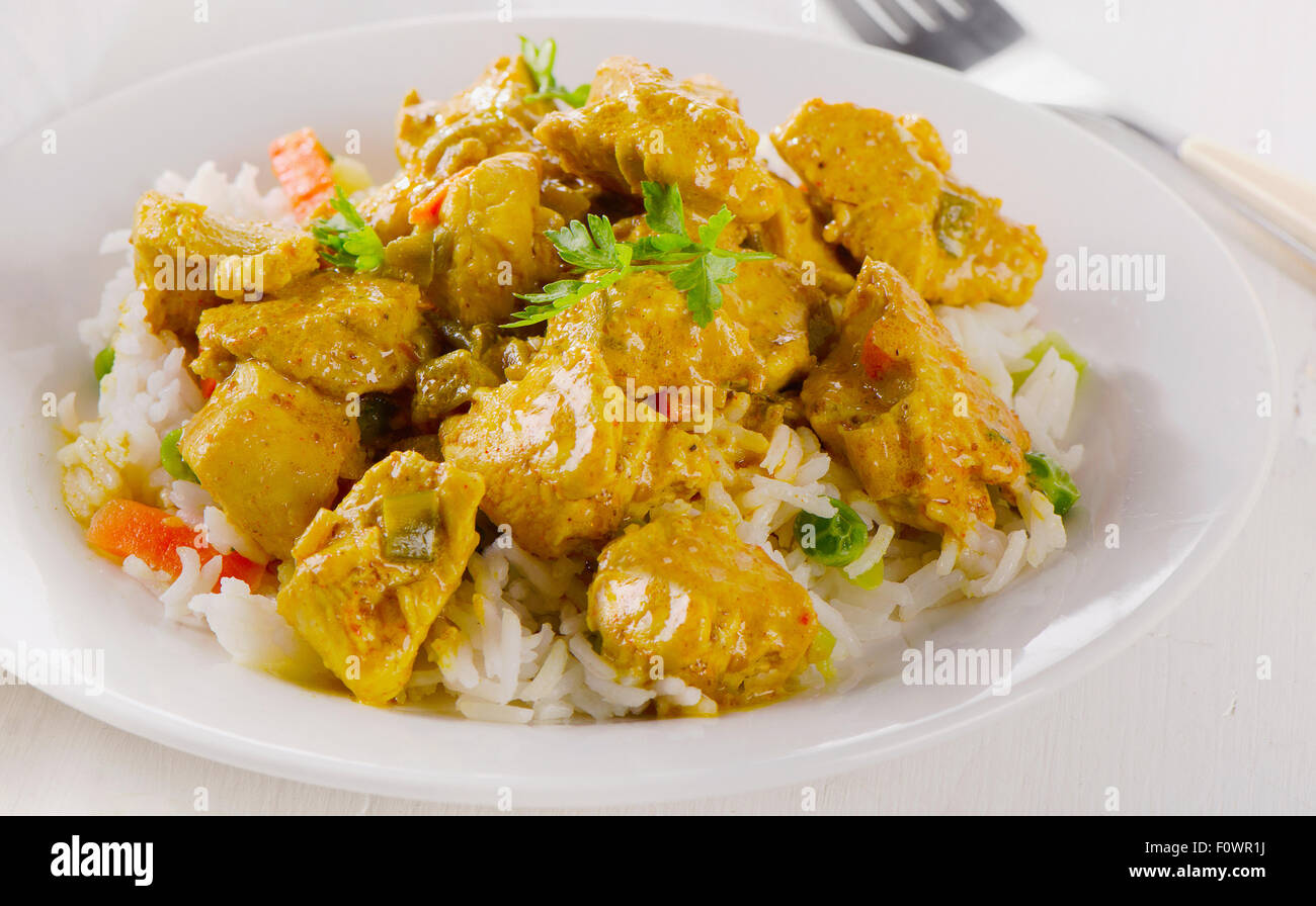 Hühnchen-Curry und Reis auf dem Teller. Selektiven Fokus Stockfoto