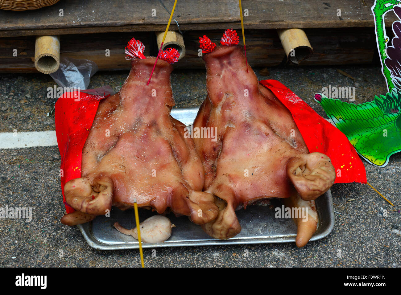 Traditionelles chinesisches Essen Opfergaben an die Götter und ahnen, Hong Kong, China. Stockfoto