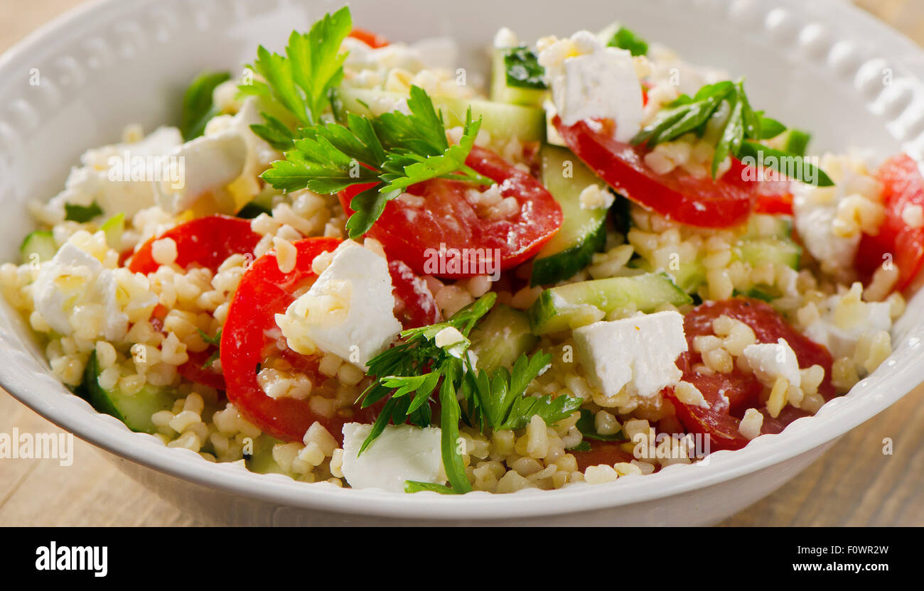 Gluten freie vegetarische Salat mit Feta-Käse. Selektiven Fokus Stockfoto