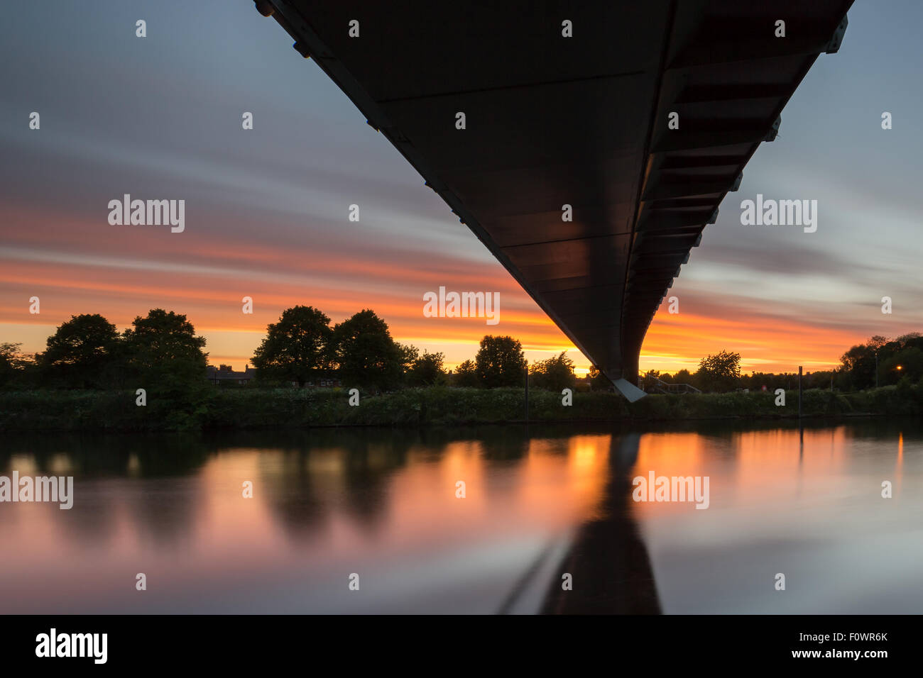 York, Millennium Bridge bei Sonnenuntergang Stockfoto