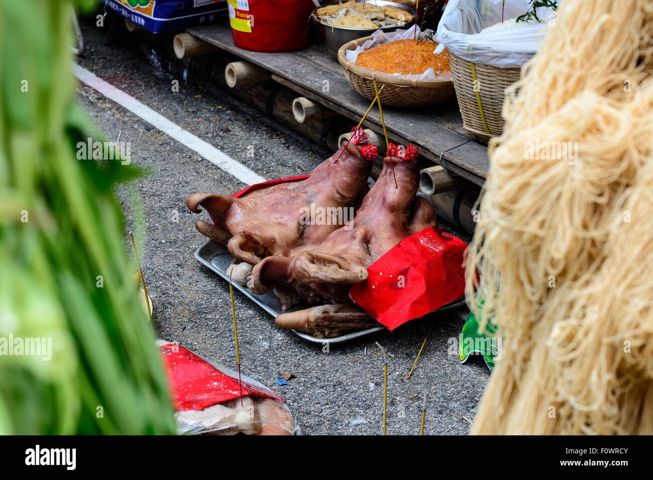 Traditionelles chinesisches Essen Opfergaben an die Götter und ahnen, Hong Kong, China. Stockfoto