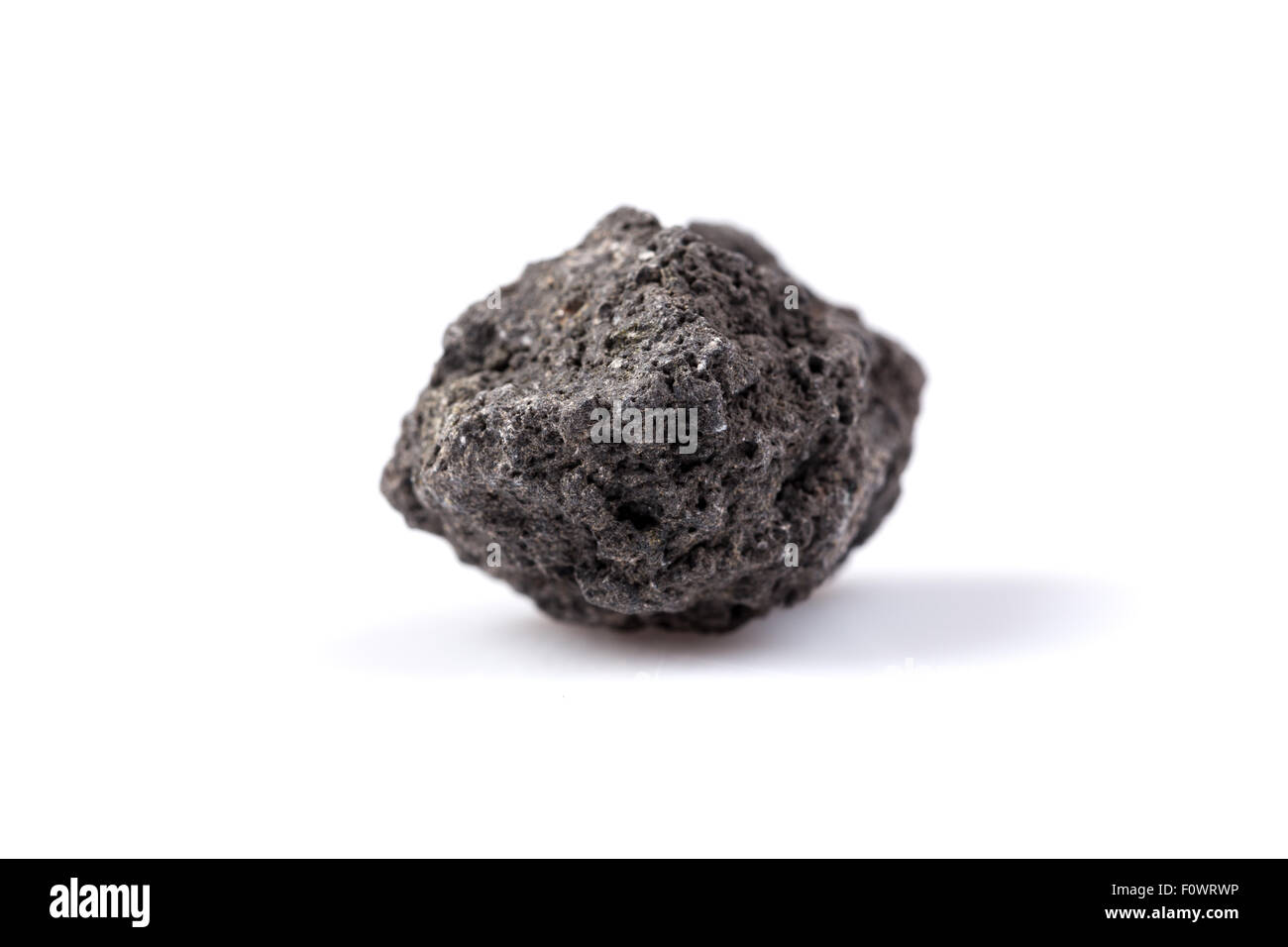 Schwarze Lava-Gestein vom Vulkan auf weißem Hintergrund Stockfoto