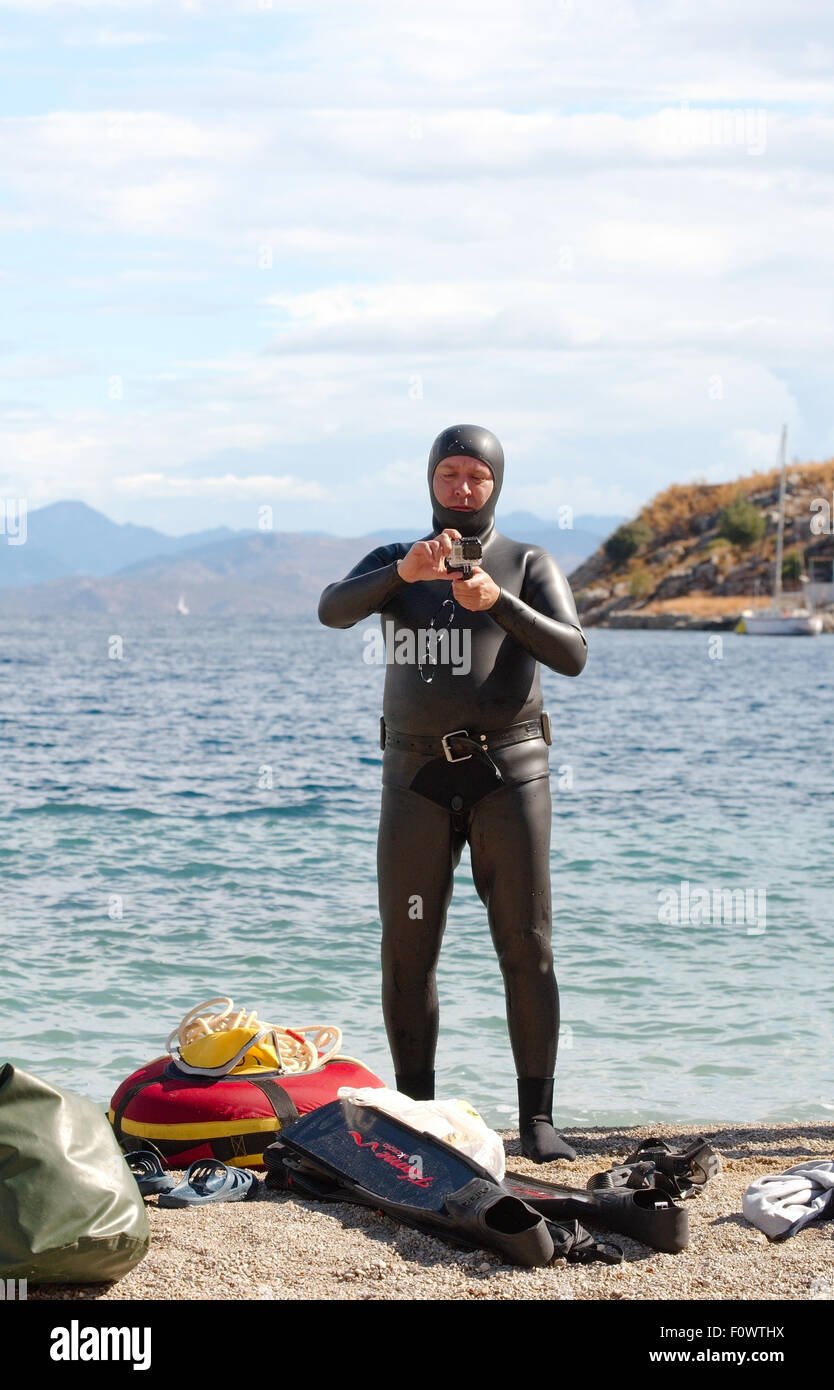 Ägäis, Insel Symi, Griechenland. 15. Oktober 2014. Freediver bereitet sich auf Tauchen, Ägäis, Insel Symi, Griechenland © Andrey Nekrassow/ZUMA Wire/ZUMAPRESS.com/Alamy Live-Nachrichten Stockfoto