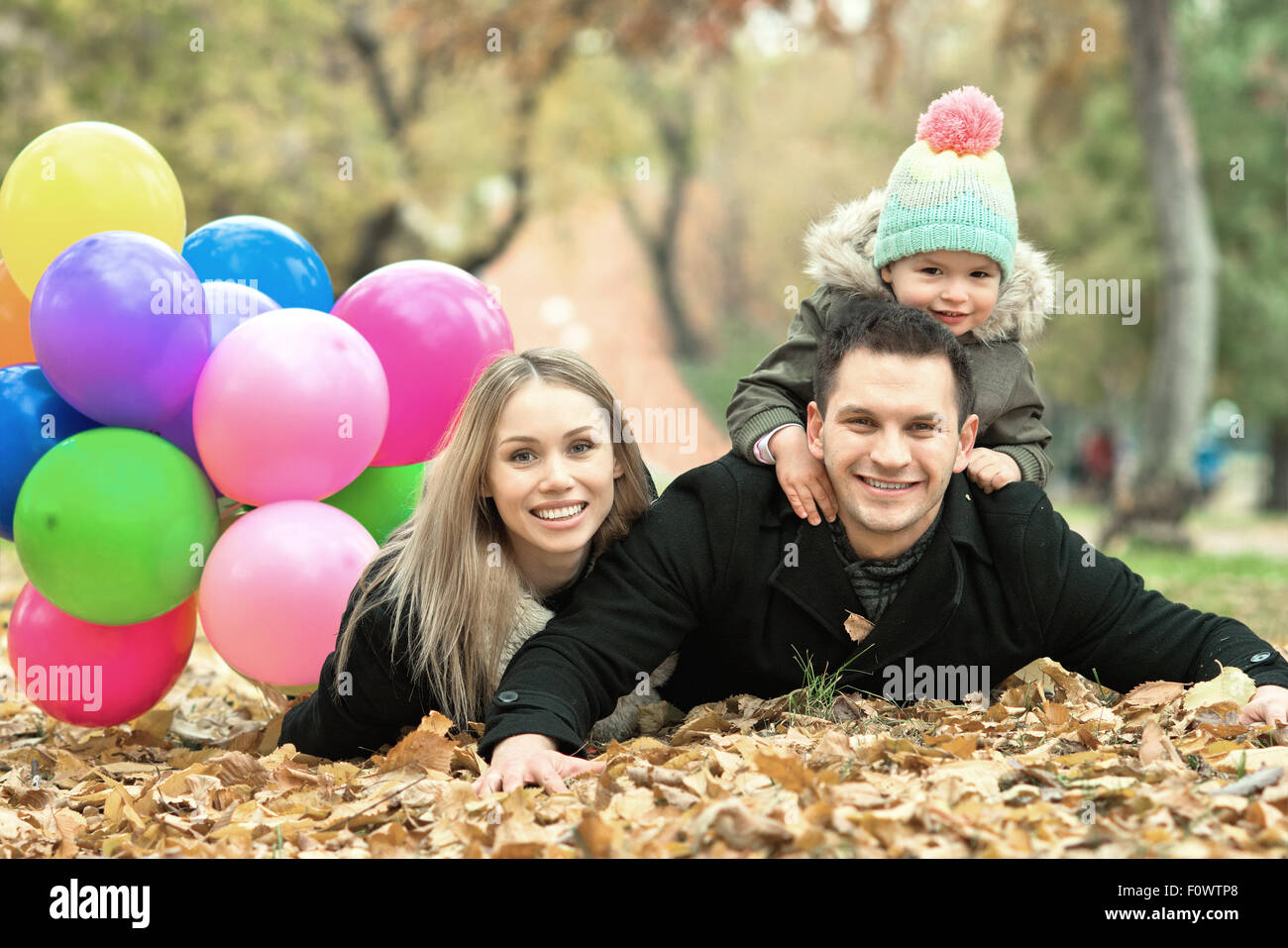 glückliche Familie mit kleinen Kinder und Luftballons, Ausflug im Herbst park Stockfoto