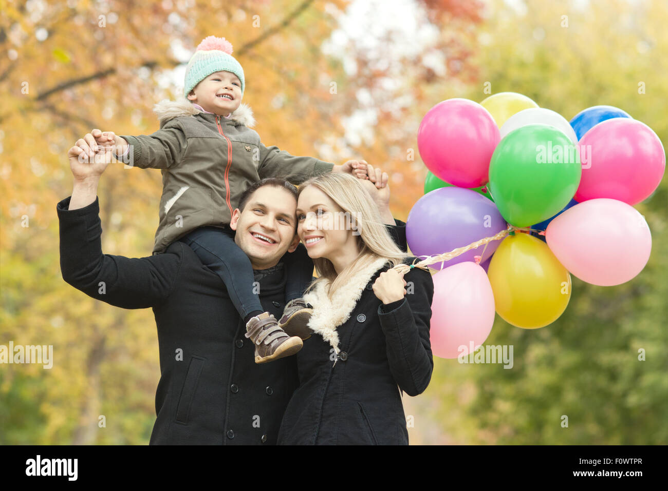 glückliche Familie mit kleinen Kinder und Luftballons, Ausflug im Herbst park Stockfoto