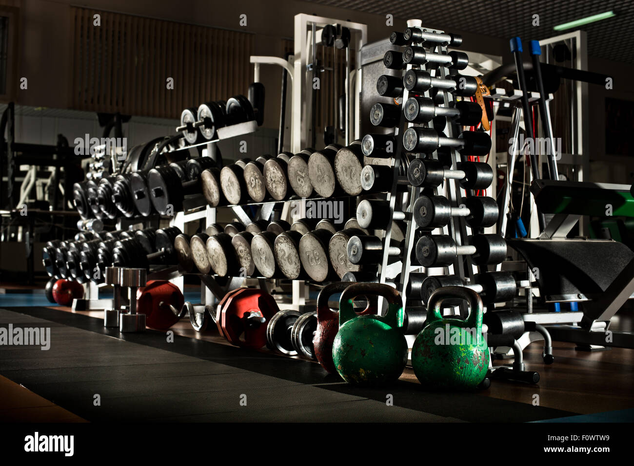 viele schwarze Hanteln im Fitnessraum, horizontale Foto Stockfoto