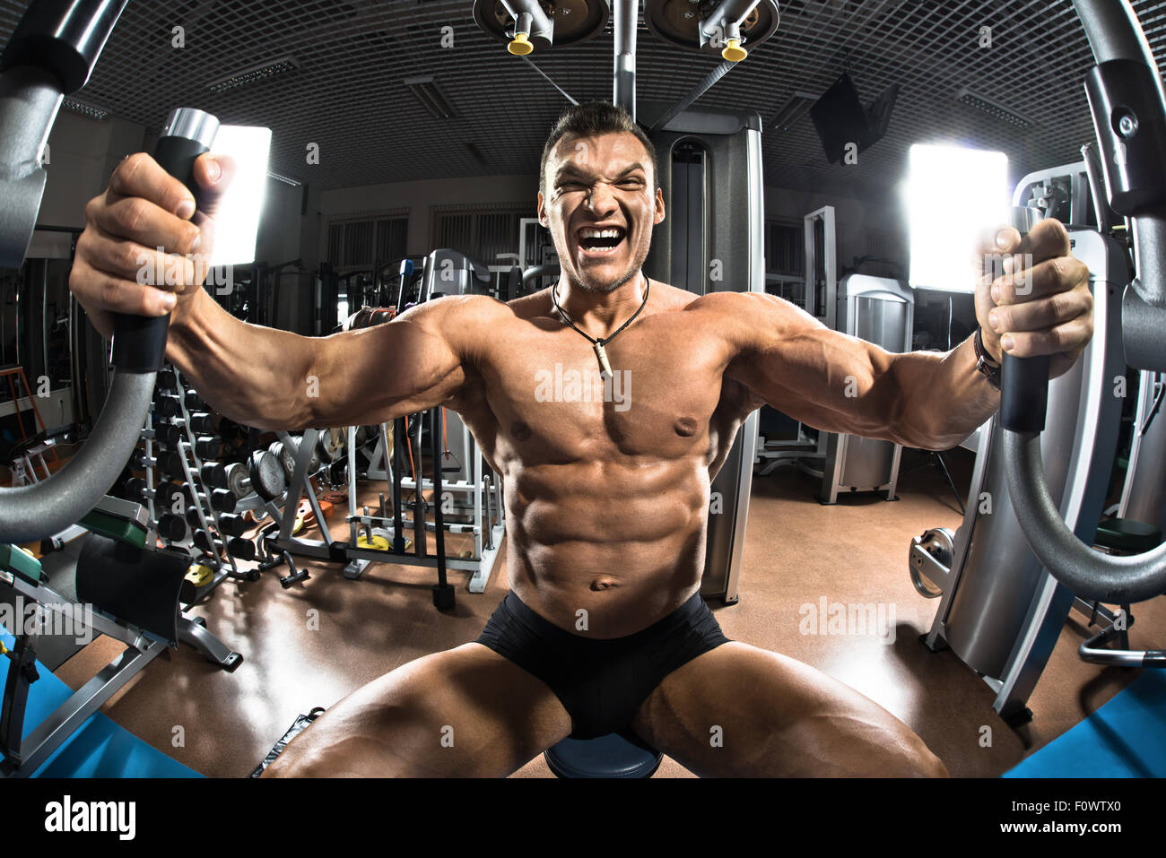 sehr bullige Kerl Bodybuilder, führen Übung auf Fitnessstudio Geräte Butterfly-Maschine, im Fitness-Studio Stockfoto