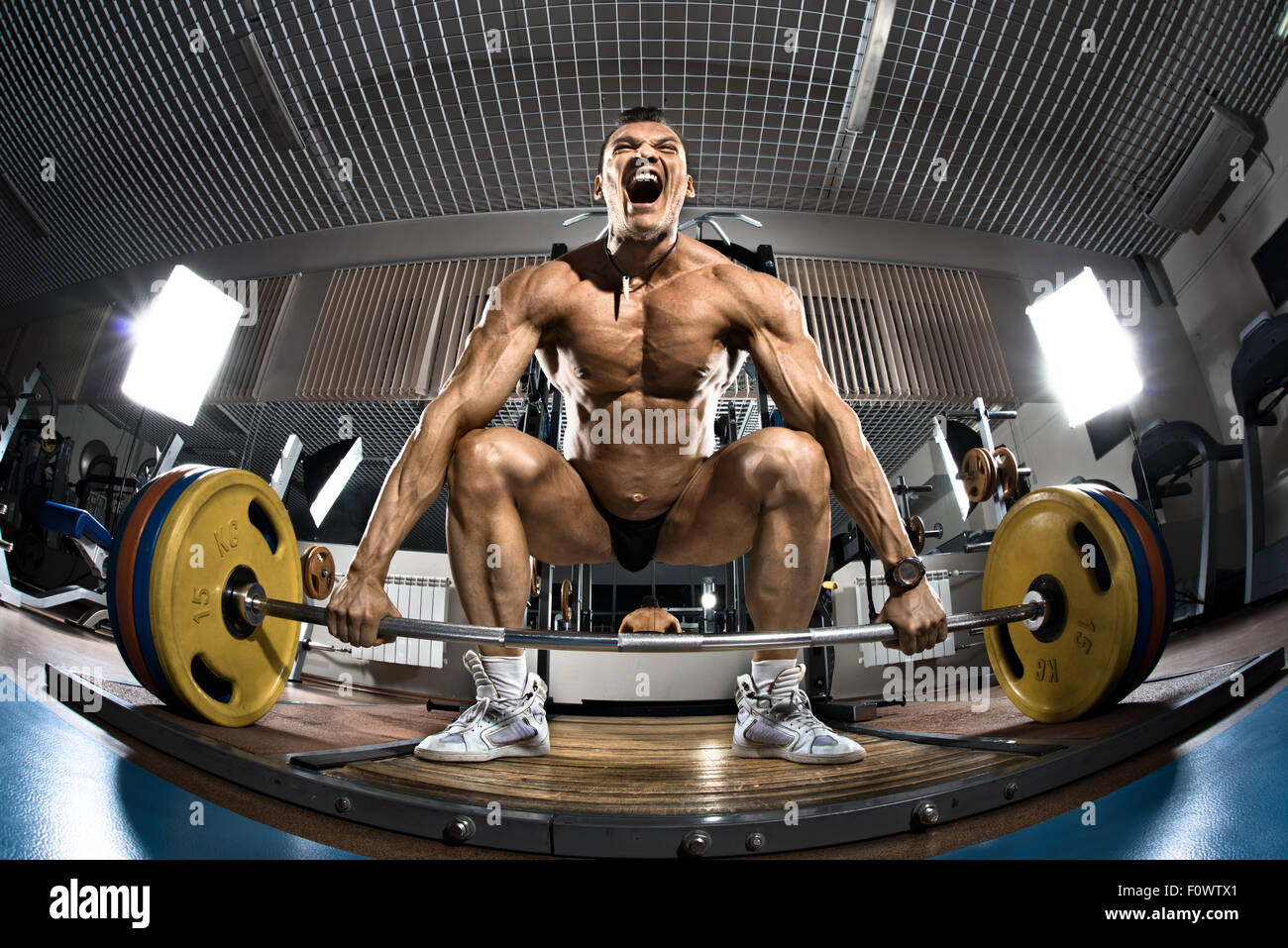 sehr bullige Kerl Bodybuilder, führen Übung Kreuzheben mit Gewicht, im Fitness-Studio Stockfoto