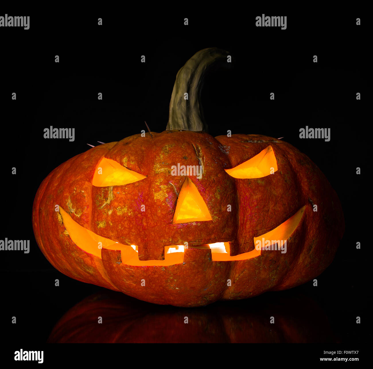 Kürbis auf schwarzem Hintergrund, Konzept religiöses Fest Halloween Stockfoto
