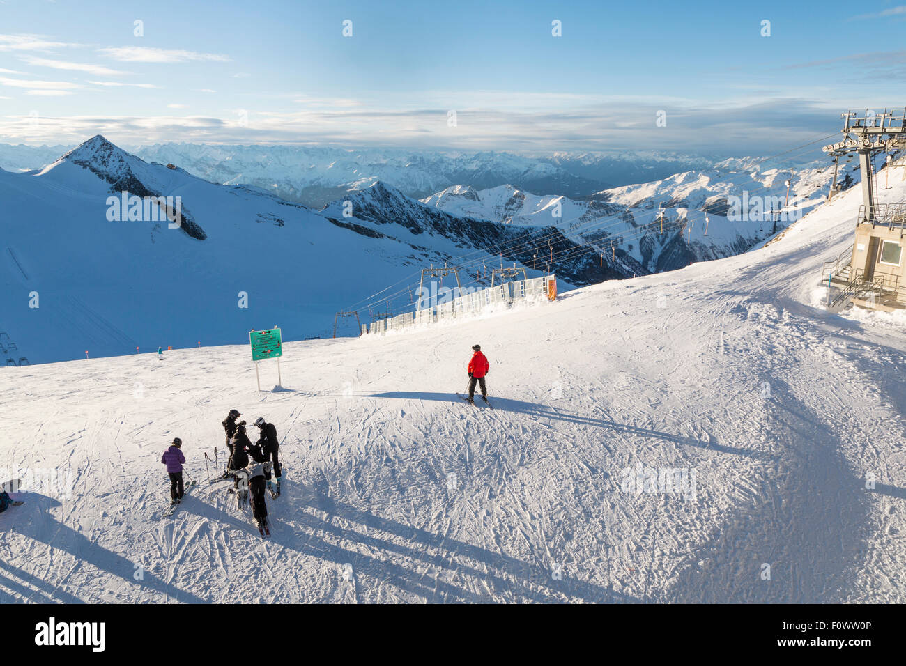 Hintertuxer Gletscher mit Gondeln, Loipen und Pisten in Ziilertal Alpen. Österreich Stockfoto