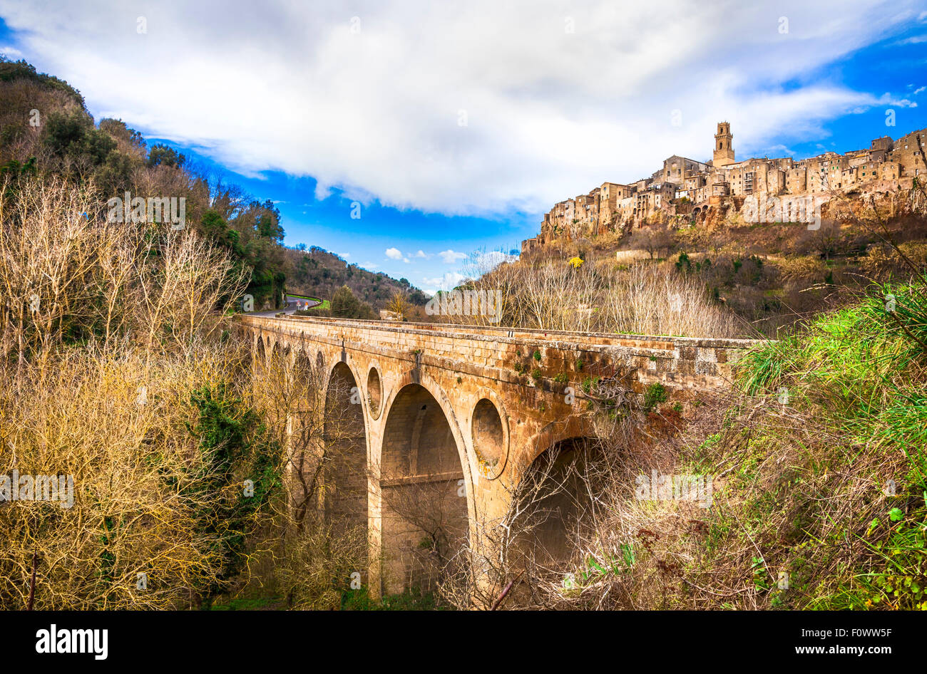 Beeindruckende Pitigilano - mittelalterliche Stadt in Tuff-Felsen in der Toskana, Italien Stockfoto