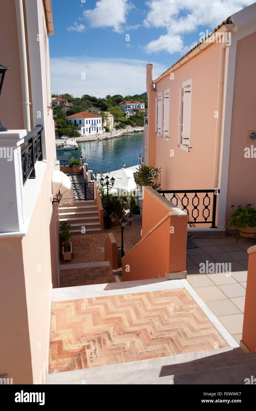 Villen in einer ruhigen Straße in Fiscardo auf der griechischen Insel Kefalonia, Heimat der Film "Corellis Mandoline" Stockfoto