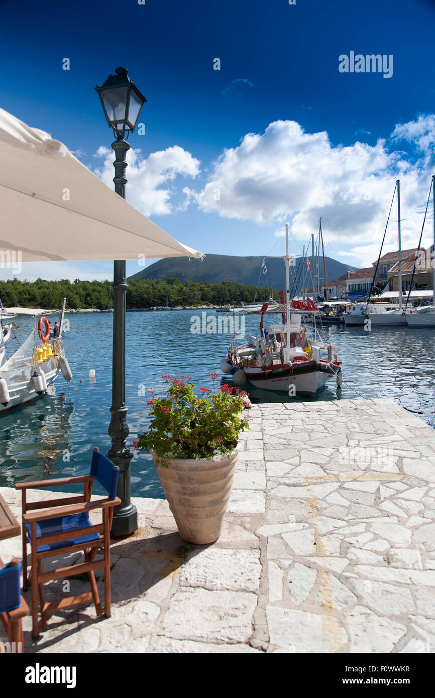 Eine Taverne auf Fiscardo Hafen auf der griechischen Insel Kefalonia, Heimat der Film "Corellis Mandoline" Stockfoto
