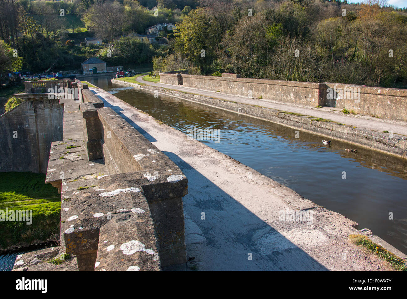 Dundas Aquädukt mit Kennet und Avon Kanal über den Fluss Avon und die Wessex Main Line-Bahn in der Nähe von Limpley Stoke Wiltshire Stockfoto