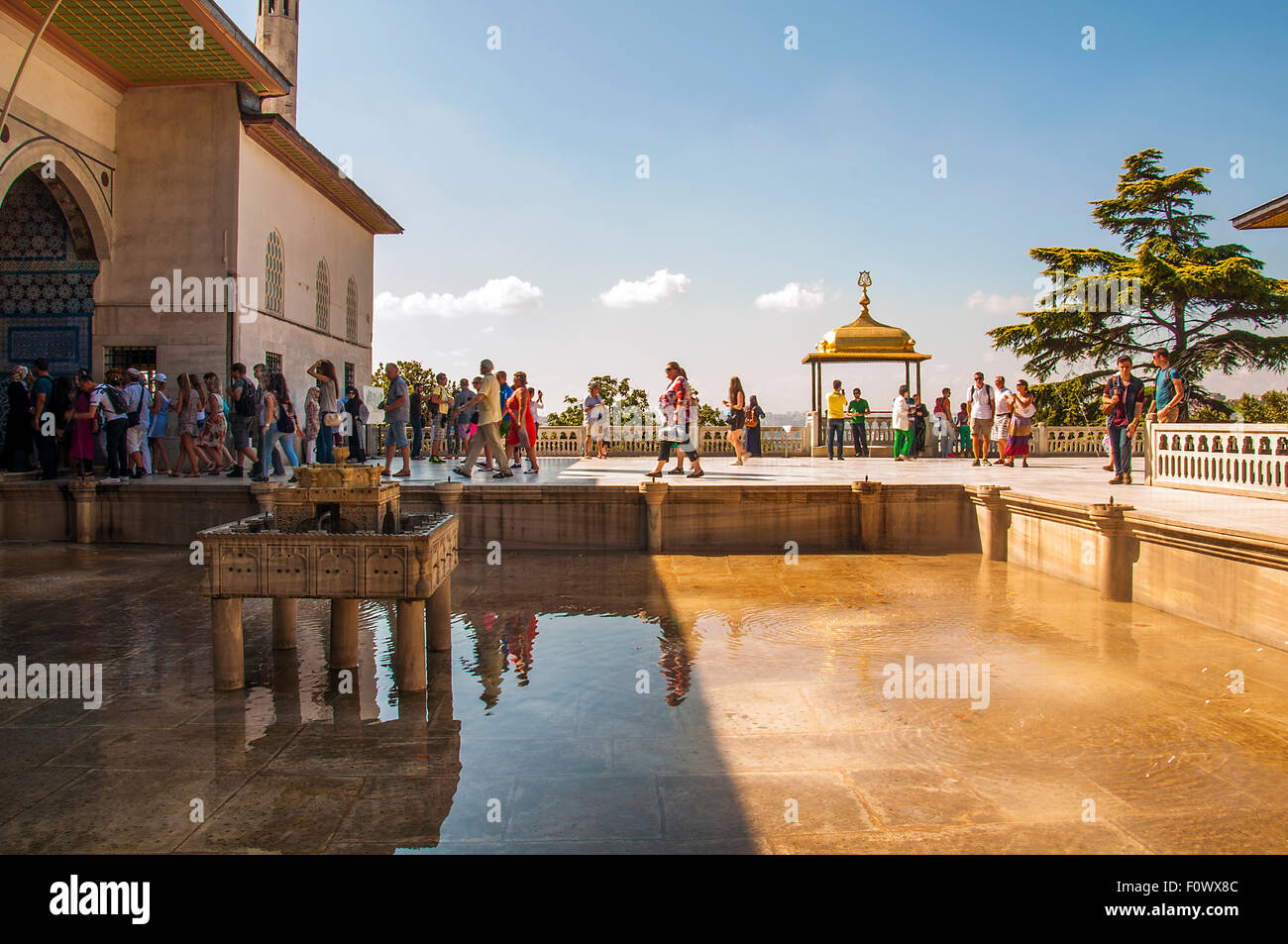 Istanbul, Türkei - 19 August 2015: Topkapi Palast mit tourits in Istanbul, Türkei. Es ist ein großer Palast in Istanbul, Türkei, Stockfoto