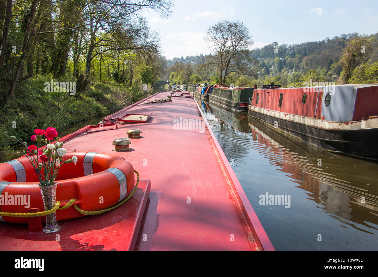 Lastkähne und schmale Boote auf Kennet und Avon Kanal in der Nähe von Limpley Stoke Wiltshire Stockfoto