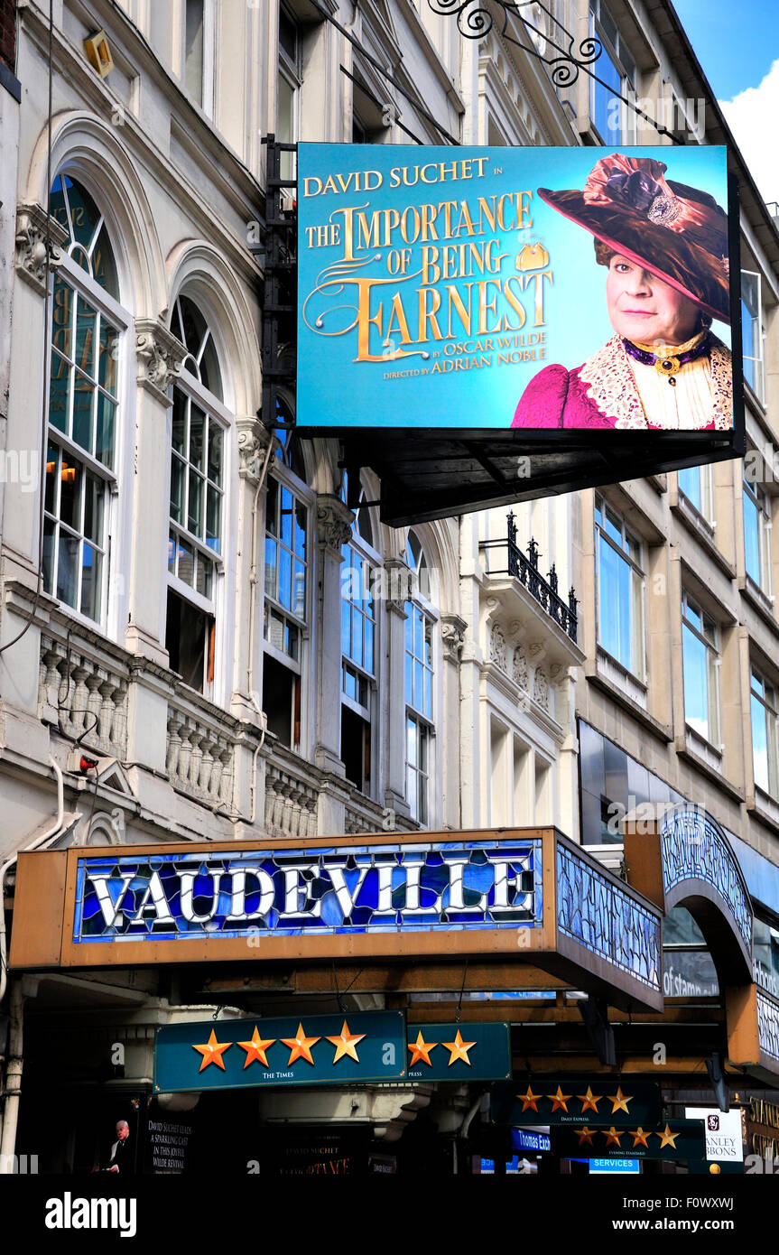 London, England, Vereinigtes Königreich. David Suchet in The Importance of Being Earnest im Vaudeville Theatre, Strand. Stockfoto