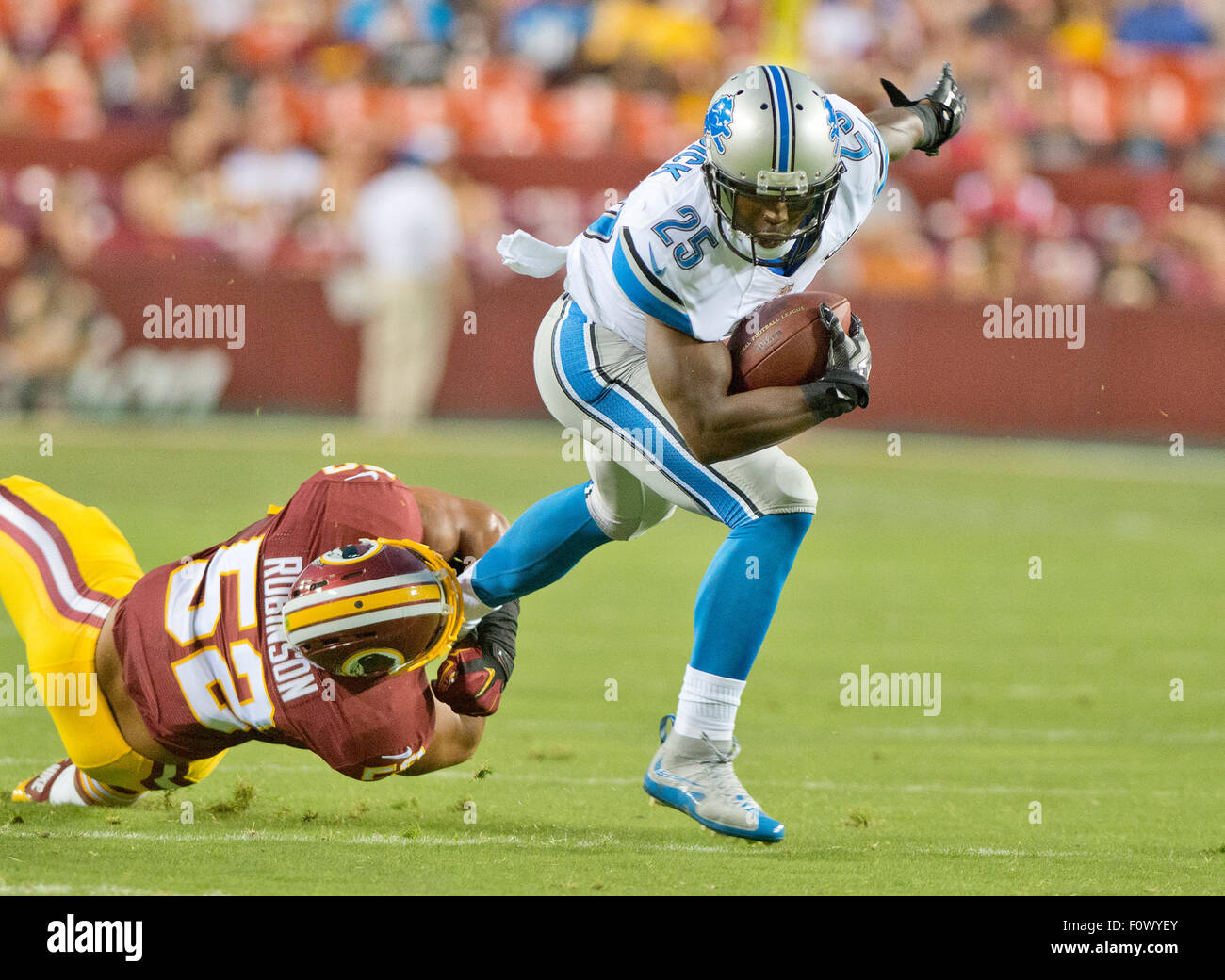 Detroit Lions Runningback Theo Riddick (25) läuft aus einer versuchten Tackle von Washington Redskins innen Linebacker Keenan Robinson (52) im ersten Quartal-Aktion bei FedEx Field in Landover, Maryland am Donnerstag, 20. August 2015. Bildnachweis: Ron Sachs/CNP - kein Draht-Dienst- Stockfoto