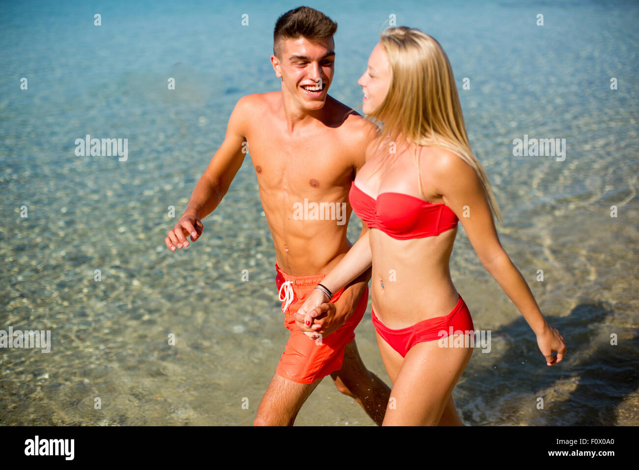 Junges Paar am Strand entspannen Stockfoto