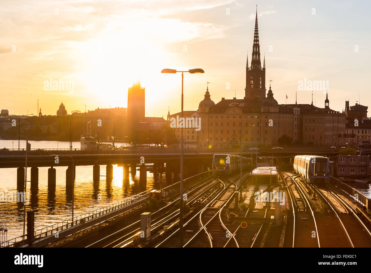 Gleisanlagen und Züge in Stockholm, Schweden. Stockfoto