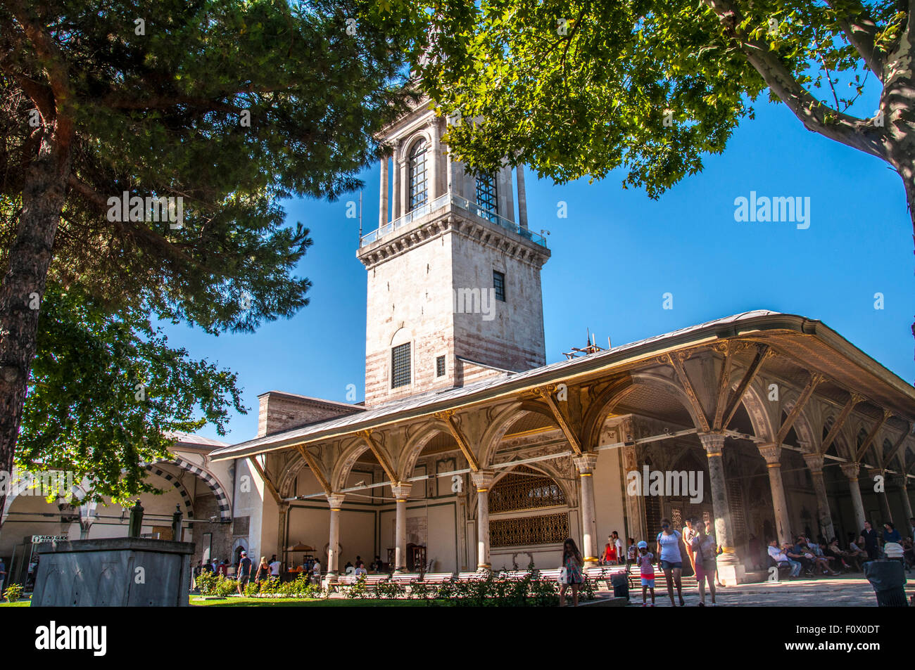 Istanbul, Türkei - 19. August 2015: Turm der Gerechtigkeit in den zweiten Hof des Topkapi-Palastes in Istanbul, Türkei. Es war die Stockfoto