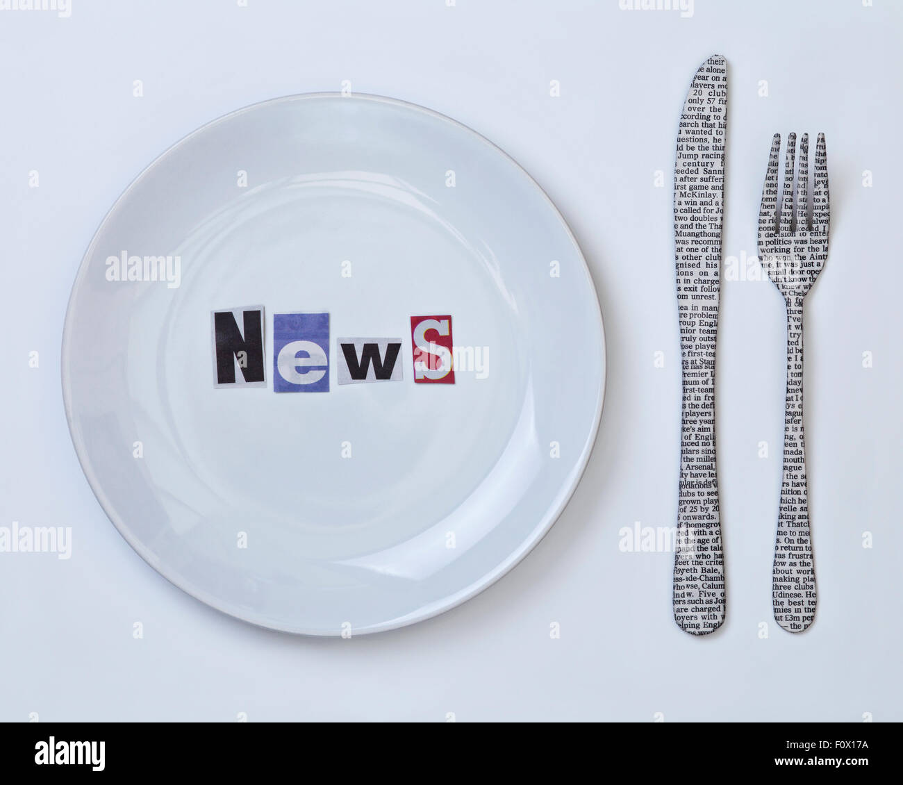 Frühstück News Konzept: Ausschnitt News serviert auf weißen Teller zusammen mit Messer und Gabel mit Zeitung Text bedeckt Stockfoto