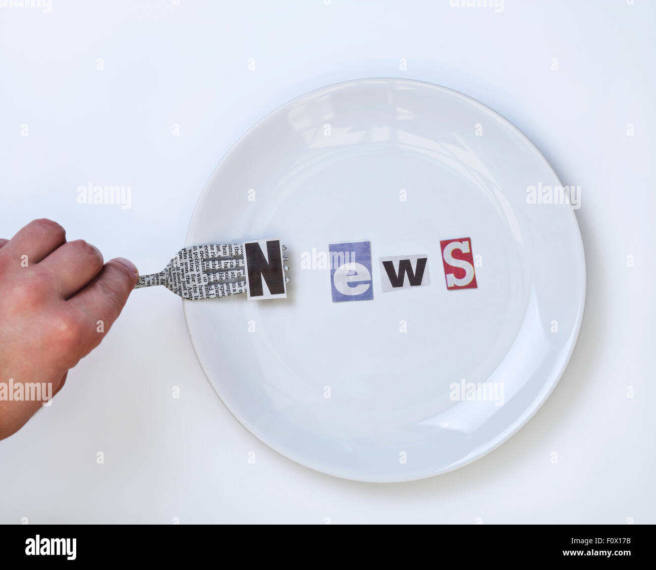 Portion News Konzept: Ausschnitt News Wort auf weißen Teller zusammen und Buchstabe N auf Gabel mit Zeitung Text Stockfoto